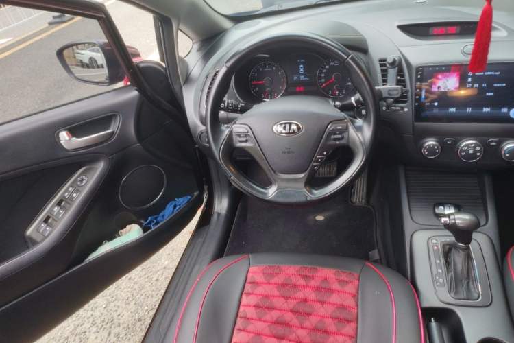 Used Kia K3 2013 1.6L Automatic GLS Steering Wheel