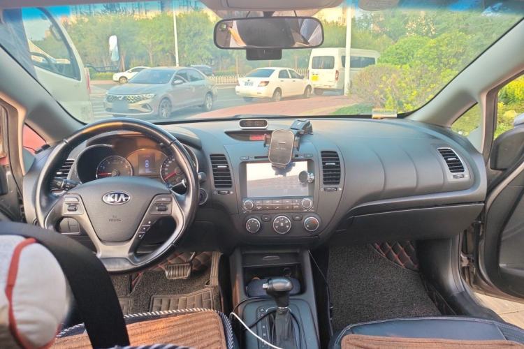 Used Kia K3 2013 1.6L Automatic GLS Center Console