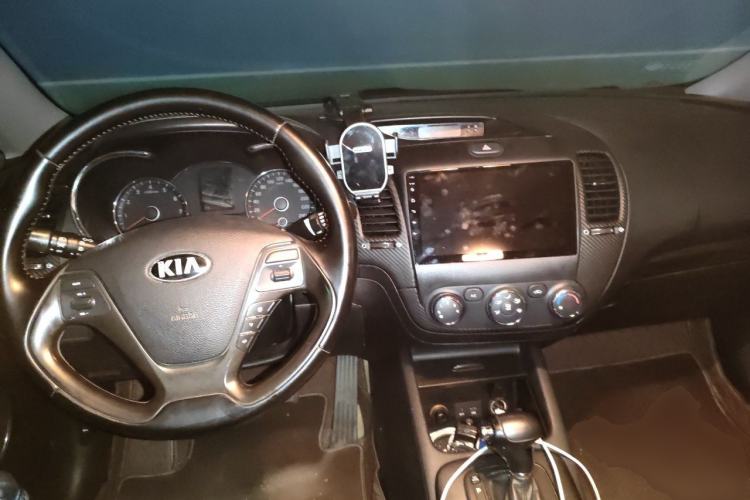 Used Kia K3 2013 1.6L Automatic GLS Center Console