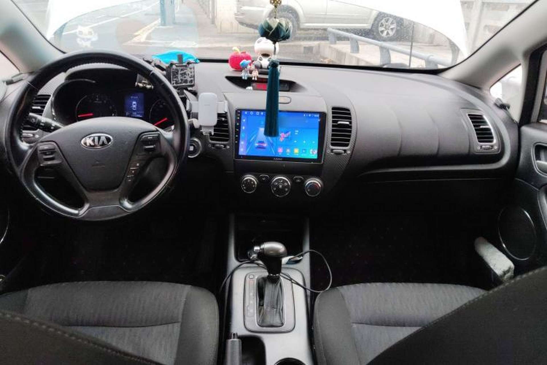 Used Kia K3 2013 1.6L Automatic GLS Center Console
