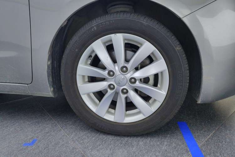 Used Kia K3 2013 1.6L Automatic DLX Left Rear Wheel Hub