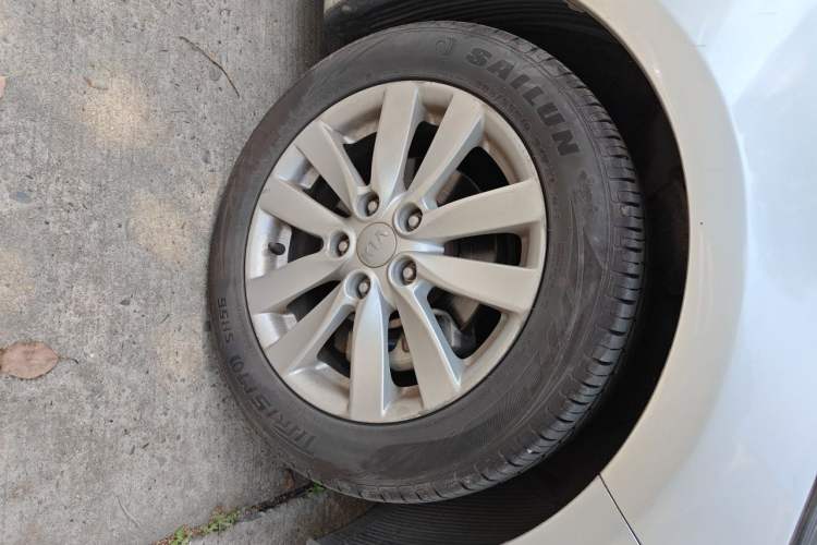Used Kia K3 2013 1.6L Automatic DLX Right Front Wheel Hub