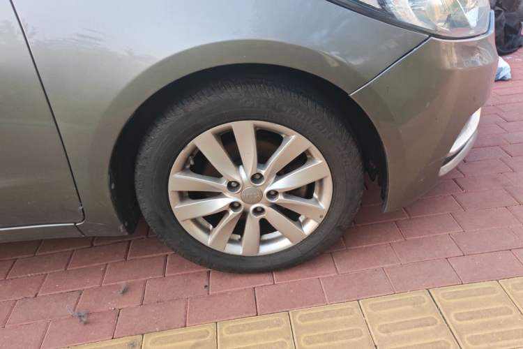 Used Kia K3 2013 1.6L Automatic GLS Right Front Wheel Hub
