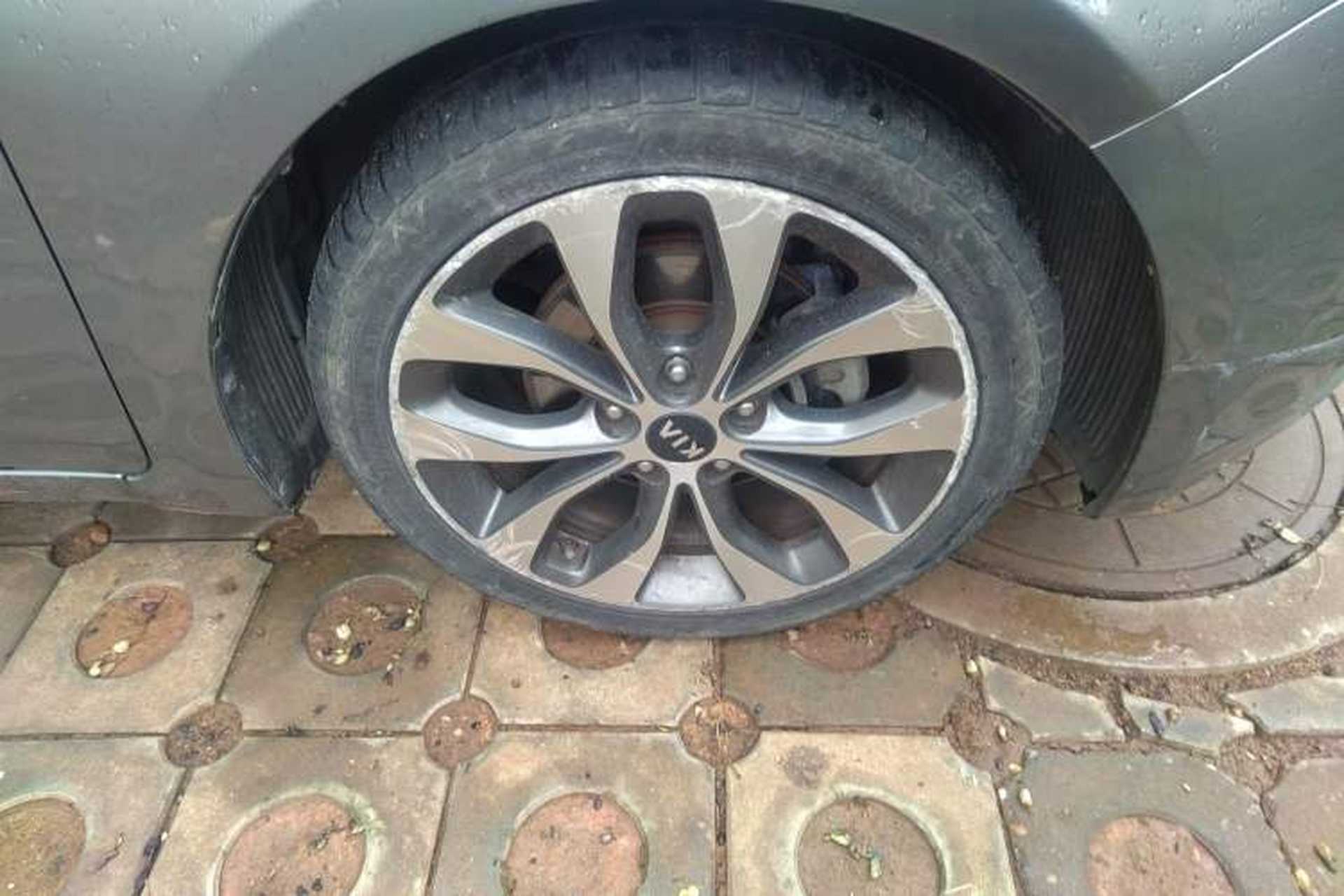 Used Kia K3 2013 1.6L Automatic Premium Right Front Wheel Hub