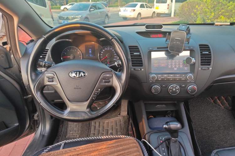 Used Kia K3 2013 1.6L Automatic GLS Steering Wheel