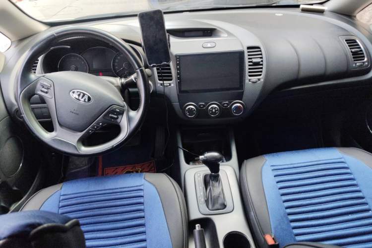 Used Kia K3 2013 1.6L Automatic GLS Center Console