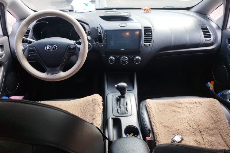 Used Kia K3 2013 1.6L Automatic GLS Center Console