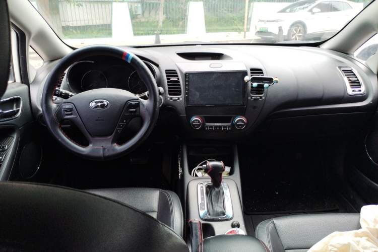 Used Kia K3 2013 1.6L Automatic DLX Center Console