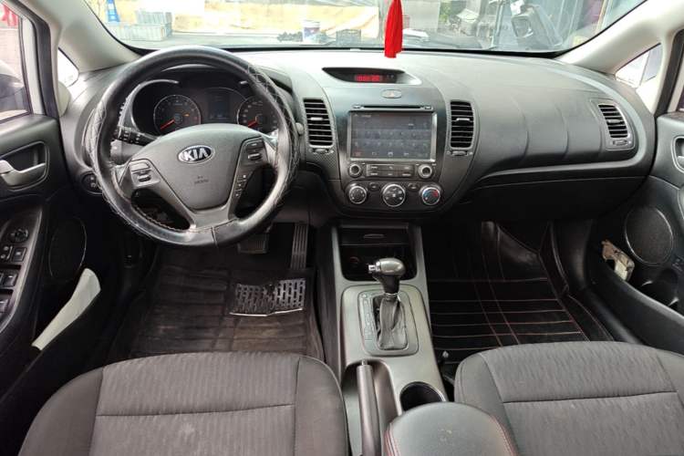 Used Kia K3 2013 1.6L Automatic GLS Center Console