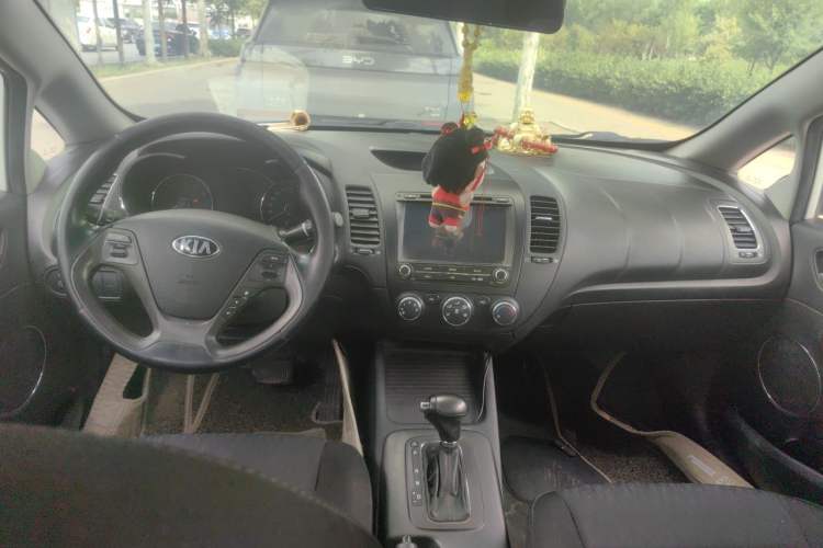 Used Kia K3 2013 1.6L Automatic GLS Center Console