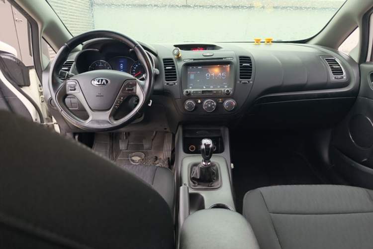 Used Kia K3 2013 1.6L Manual GLS Center Console
