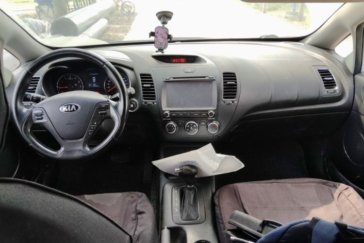 Used Kia K3 2013 1.6L Automatic GLS Center Console