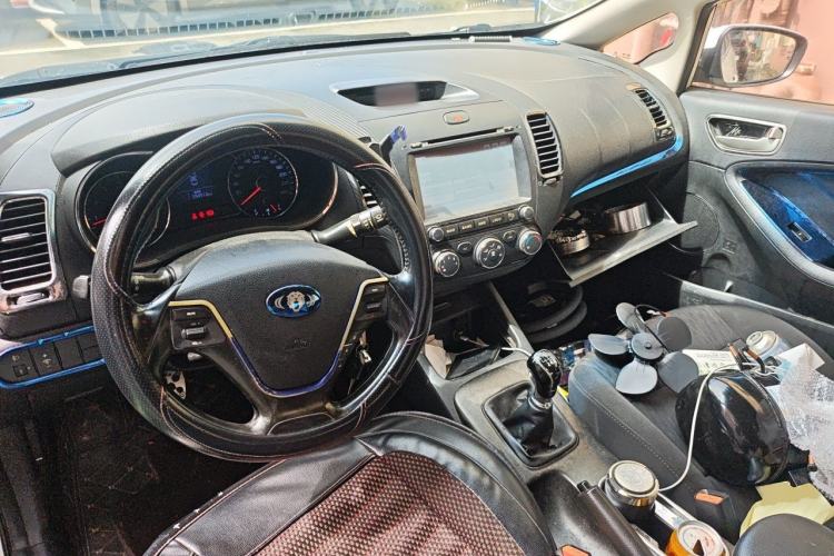 Used Kia K3 2013 1.6L Manual GLS Center Console