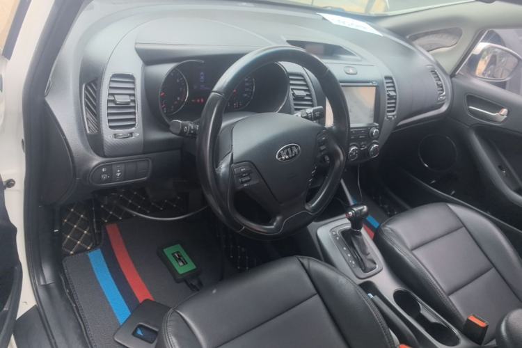 Used Kia K3 2013 1.6L Automatic GLS Center Console