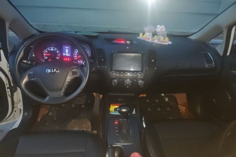 Used Kia K3 2013 1.6L Automatic GLS Center Console