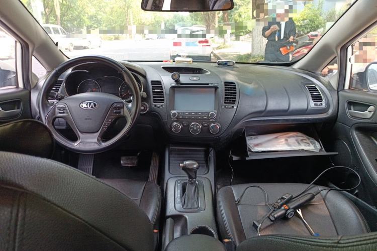 Used Kia K3 2013 1.6L Automatic GLS Center Console