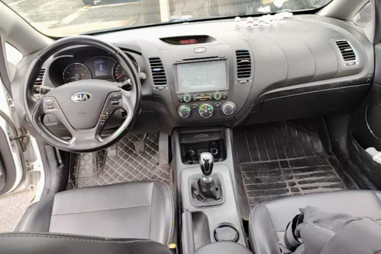 Used Kia K3 2013 1.6L Manual GLS Center Console