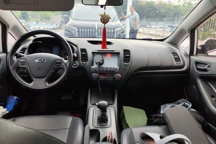Used Kia K3 2013 1.6L Automatic DLX Center Console