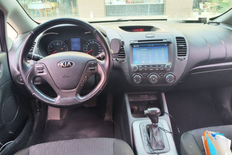 Used Kia K3 2013 1.6L Automatic GLS Center Console