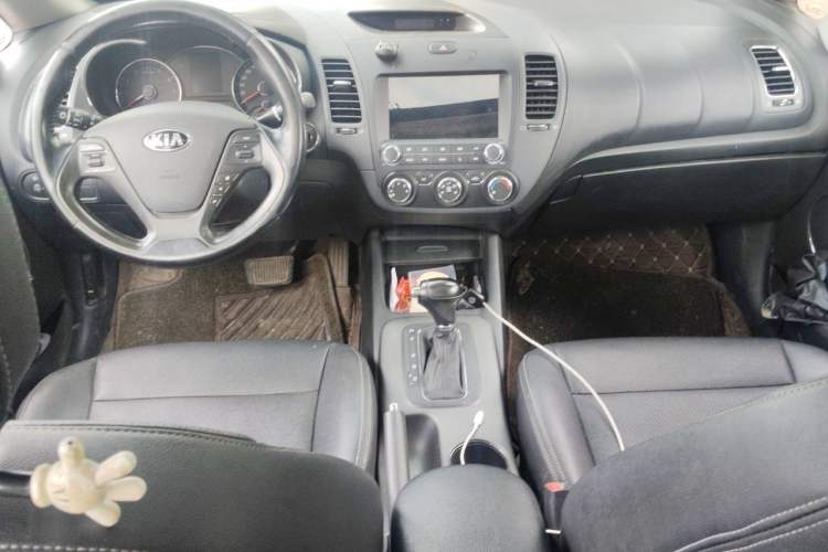 Used Kia K3 2013 1.6L Automatic GLS Center Console
