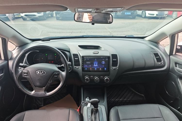 Used Kia K3 2013 1.6L Automatic GLS Center Console