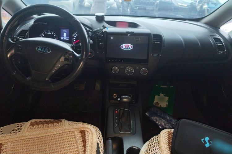Used Kia K3 2013 1.6L Automatic GLS Center Console