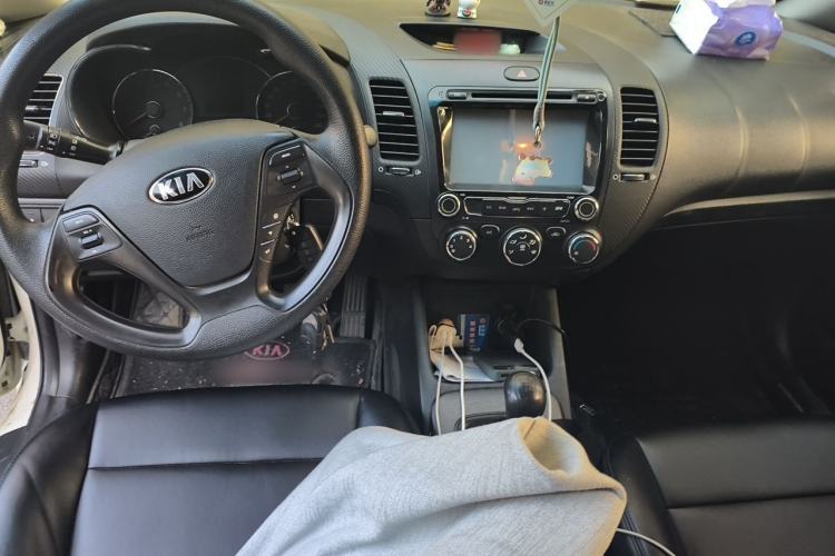 Used Kia K3 2013 1.6L Manual GL Center Console
