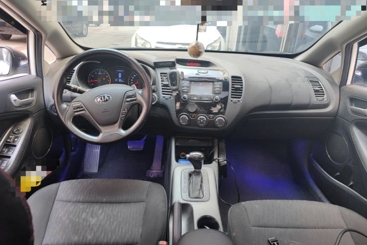 Used Kia K3 2013 1.6L Automatic GLS Center Console