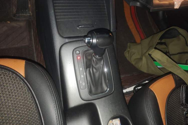 Used Kia K3 2013 1.6L Automatic GLS Gear Lever