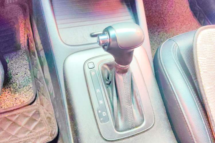 Used Kia K3 2013 1.6L Automatic DLX Gear Lever