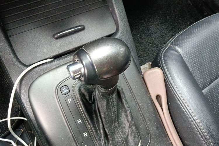 Used Kia K3 2013 1.6L Automatic GLS Gear Lever