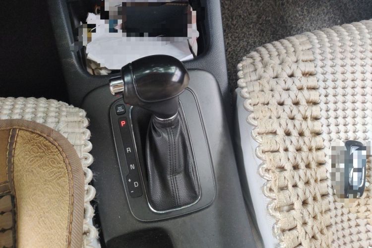 Used Kia K3 2013 1.6L Automatic GLS Gear Lever