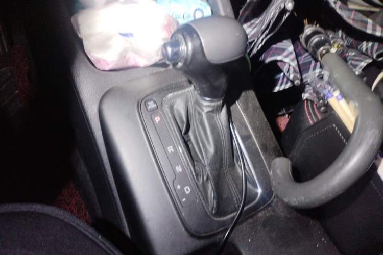 Used Kia K3 2013 1.6L Automatic GLS Gear Lever