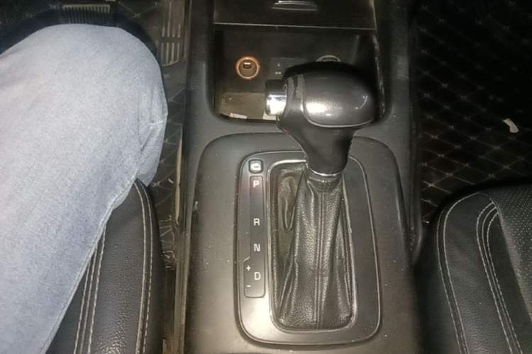 Used Kia K3 2013 1.6L Automatic DLX Gear Lever
