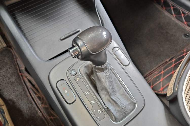 Used Kia K3 2013 1.6L Automatic GLS Gear Lever