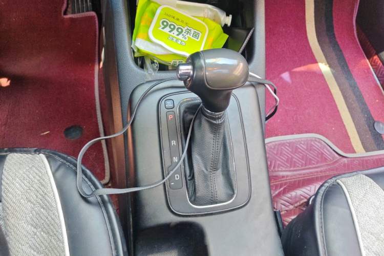 Used Kia K3 2013 1.6L Automatic DLX Gear Lever