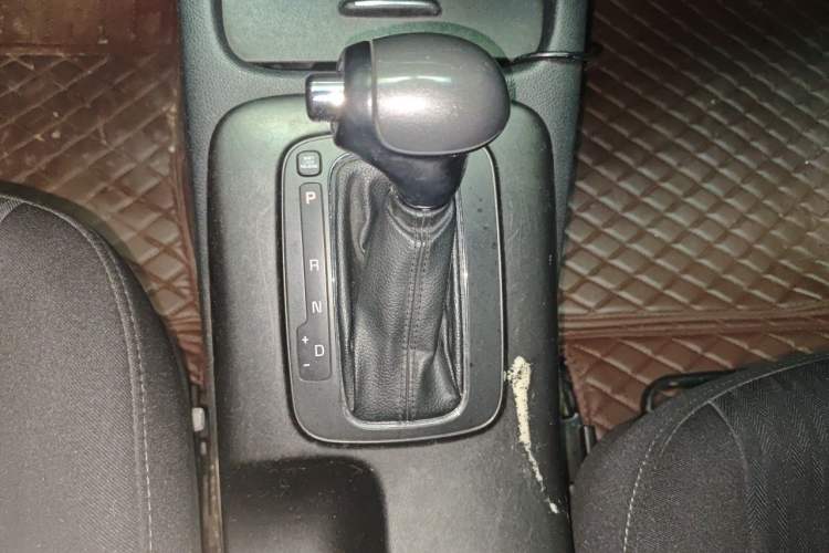 Used Kia K3 2013 1.6L Automatic GLS Gear Lever