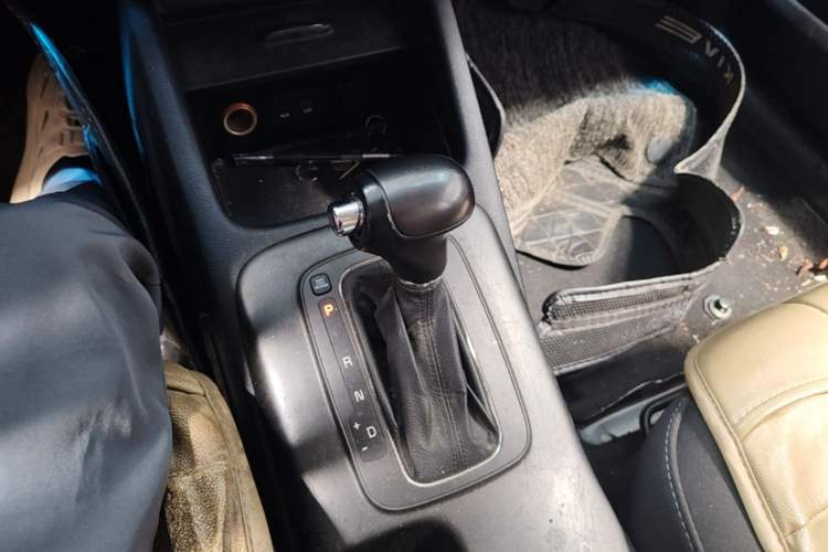 Used Kia K3 2013 1.6L Automatic GLS Gear Lever