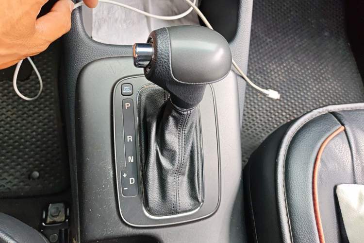 Used Kia K3 2013 1.6L Automatic GL Gear Lever
