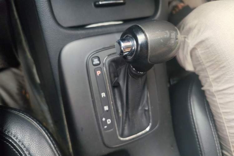 Used Kia K3 2013 1.6L Automatic DLX Gear Lever