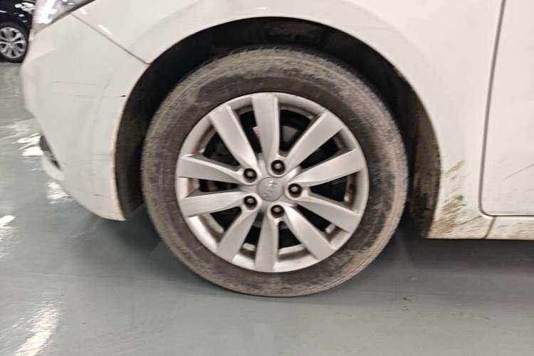 Used Kia K3 2013 1.6L Manual GLS Left Front Wheel Hub