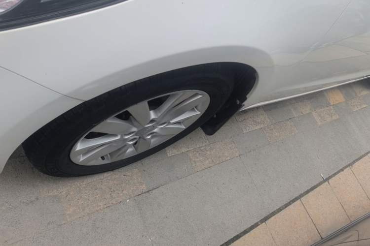 Used Kia K3 2013 1.6L Automatic GLS Left Front Wheel Hub