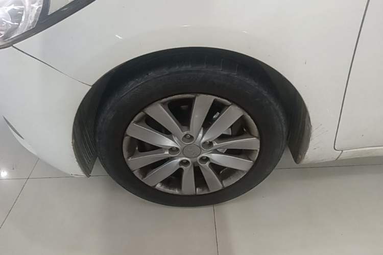 Used Kia K3 2013 1.6L Automatic DLX Left Front Wheel Hub