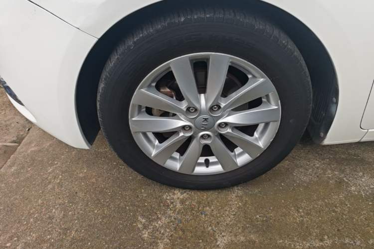Used Kia K3 2013 1.6L Automatic GLS Left Front Wheel Hub