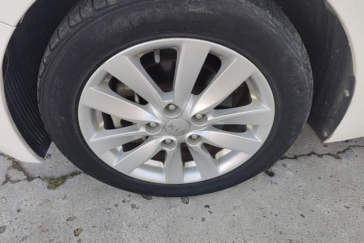 Used Kia K3 2013 1.6L Automatic GL Left Front Wheel Hub