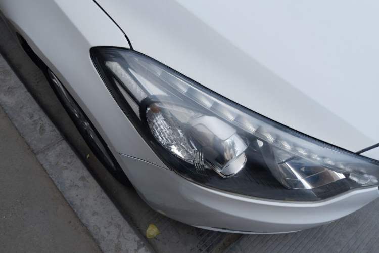 Used Kia K3 2013 1.6L Automatic GLS Right Front Headlight