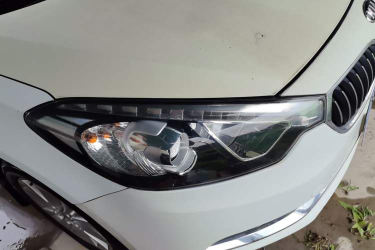 Used Kia K3 2013 1.6L Automatic DLX Right Front Headlight