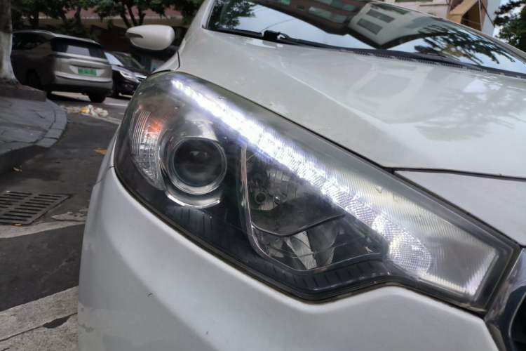 Used Kia K3 2013 1.6L Manual GLS Right Front Headlight
