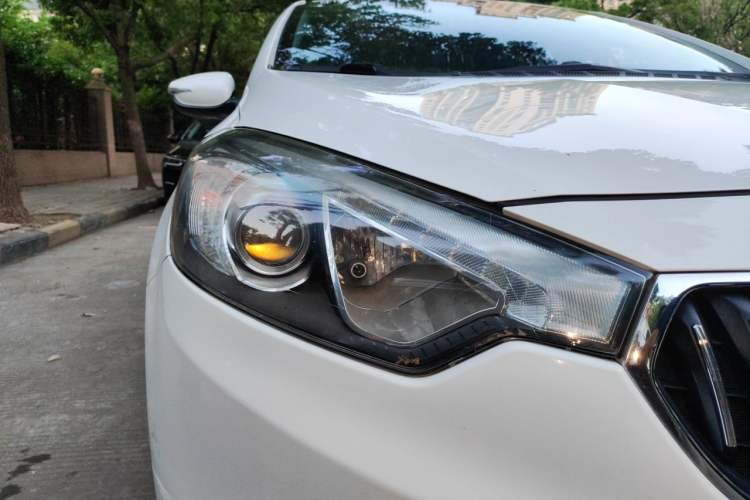 Used Kia K3 2013 1.6L Automatic DLX Right Front Headlight
