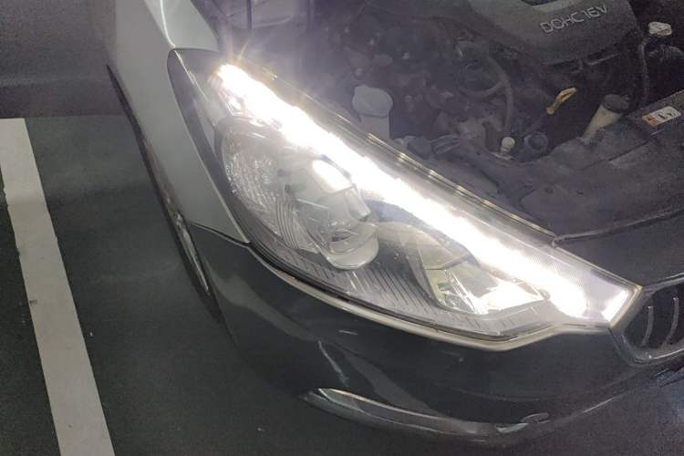 Used Kia K3 2013 1.6L Manual GLS Right Front Headlight